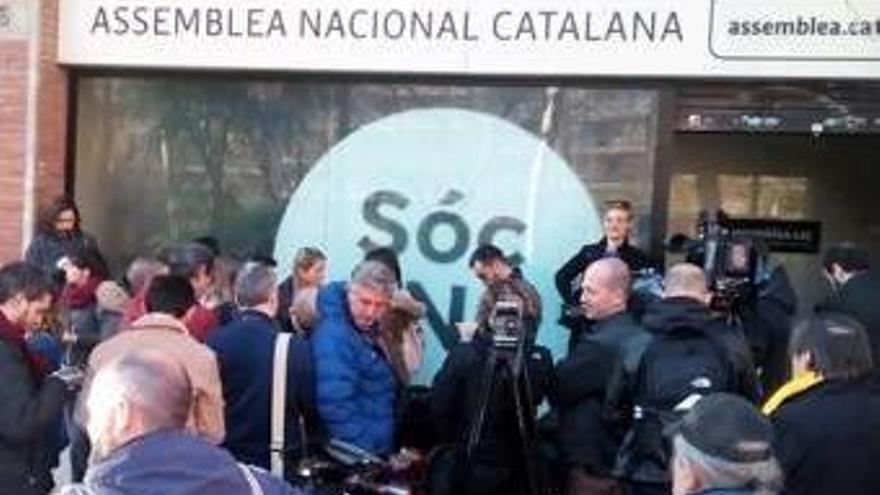 Periodistes esperant a fora de la seu de l&#039;ANC durant l&#039;escorcoll