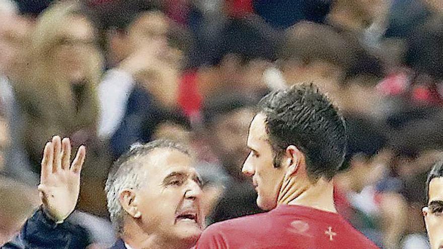 Paco Herrera abraza a Borja Viguera, ayer, en El Molinón.