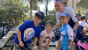 Chris Froome, con un grupo de niños, en su reciente visita a Israel.