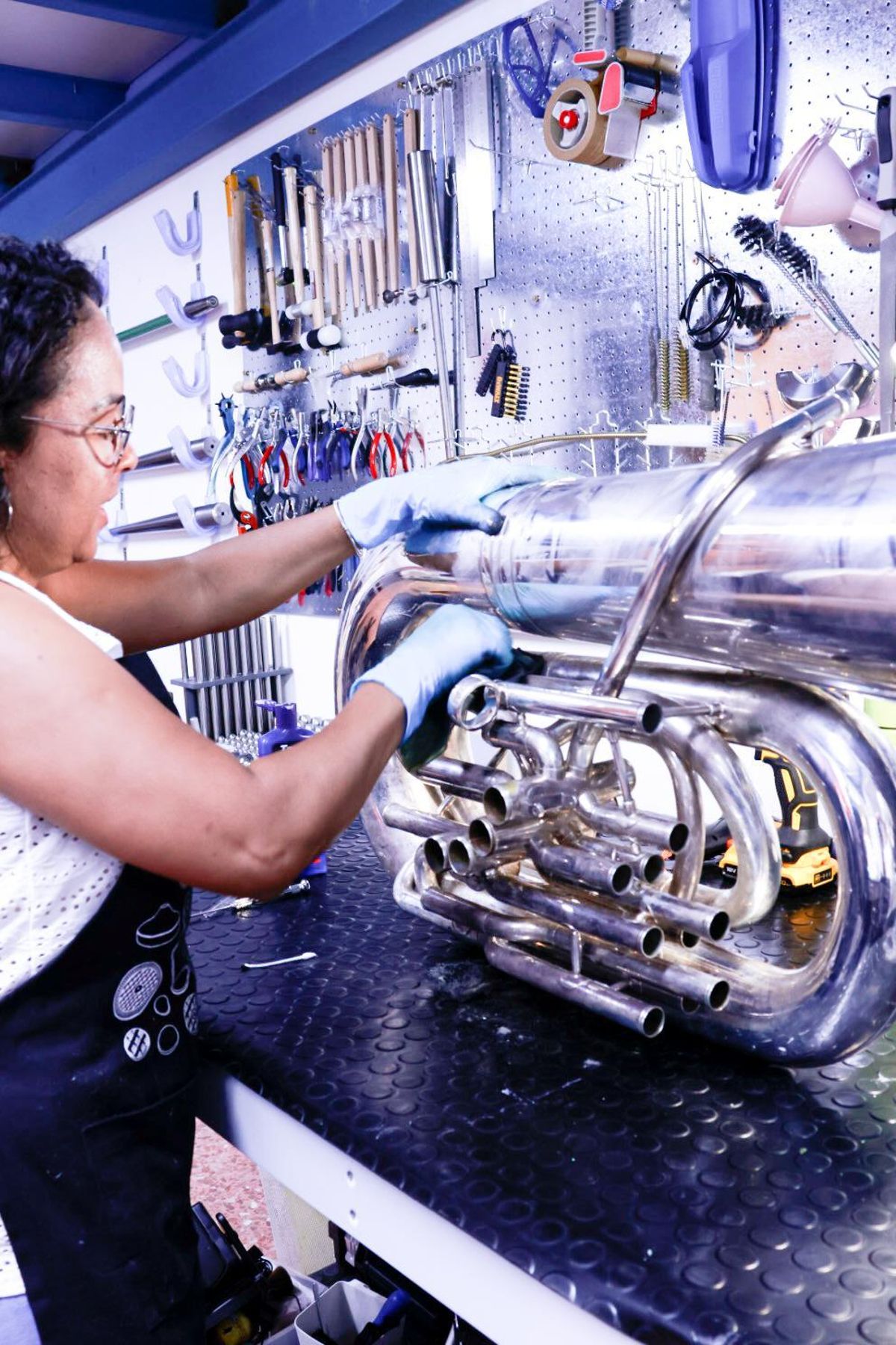 NEOMúsica dispone de un taller propio para reparar diferentes instrumentos musicales.