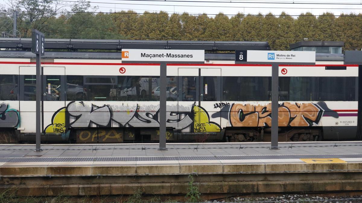 Un combois aturat a l'estació de trens de Maçanet-Massanes