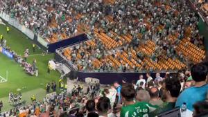 Vídeo | Estadio de La Cartuja en el momento del desalojo por error del estadio durante el Betis Braga