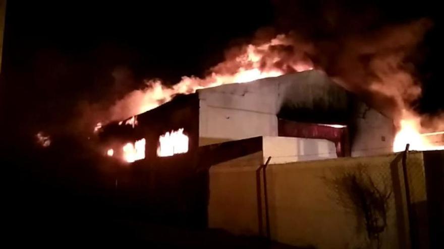 Un incendio en una nave de Crevillent moviliza a los bomberos de cuatro parques