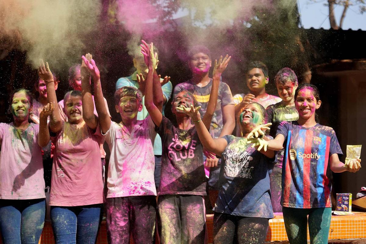 Celebraciones del Holi en el templo Kalupur Swaminarayan , India.