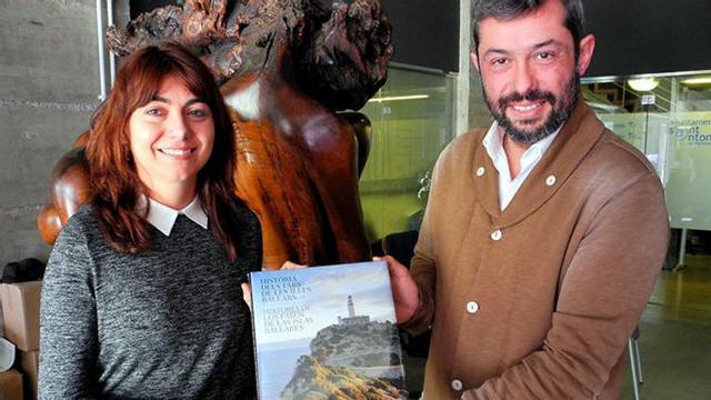 Raimond Jaume entrega el libro a la concejala Sara Ramon.