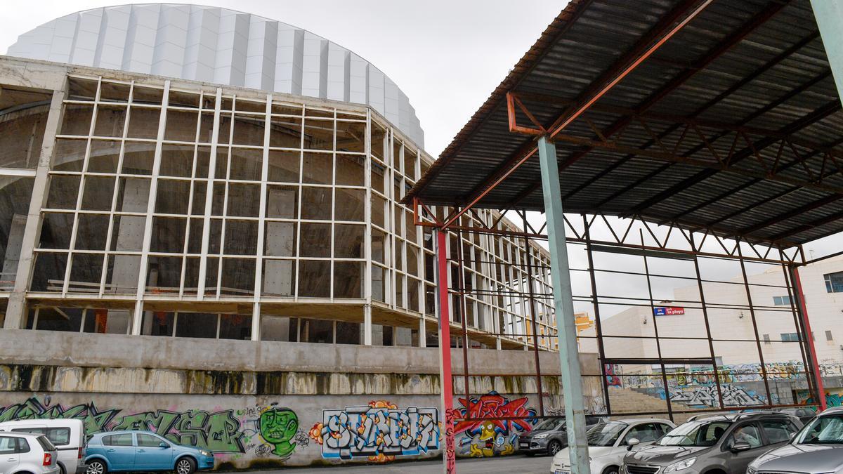 El Palacio de la Cultura, que esperaba ser el mayor teatro de Canarias, permanece en el abandono, como se puede observar en la imagen.