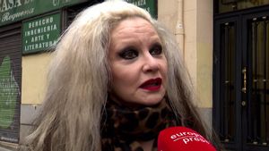 La cantante Alaska, pareja de Mario Vaquerizo, atiende a los medios