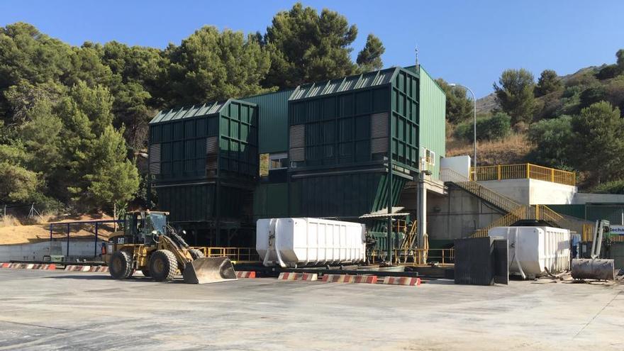 MaquinarIa pesada de construcción, estacionada ayer en la planta de transferencia de Marbella.