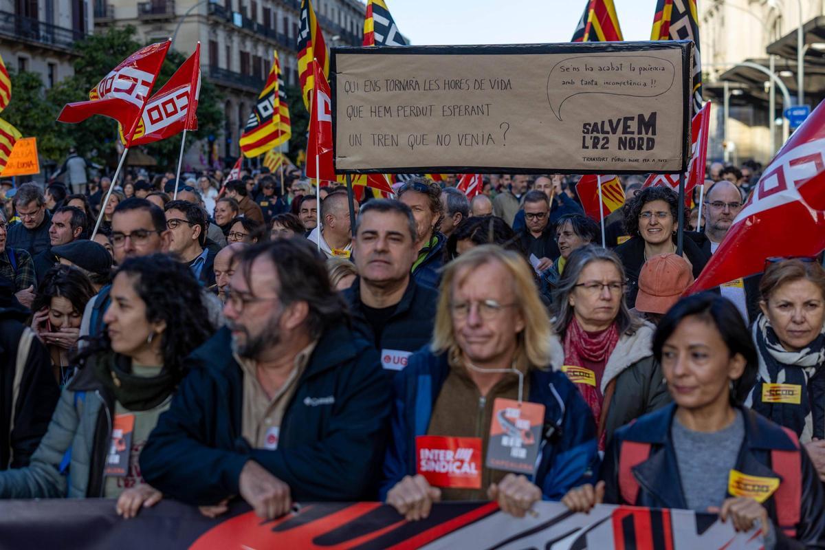 Los usuarios de Rodalies se manifiestan en Barcelona Los usuarios de Rodalies se manifiestan en Barcelona