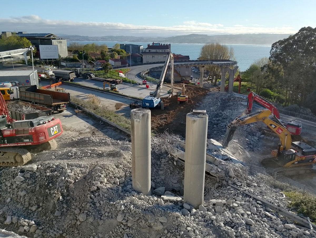 Escombros tras el derribo del viaducto sobre A Pasaxe.