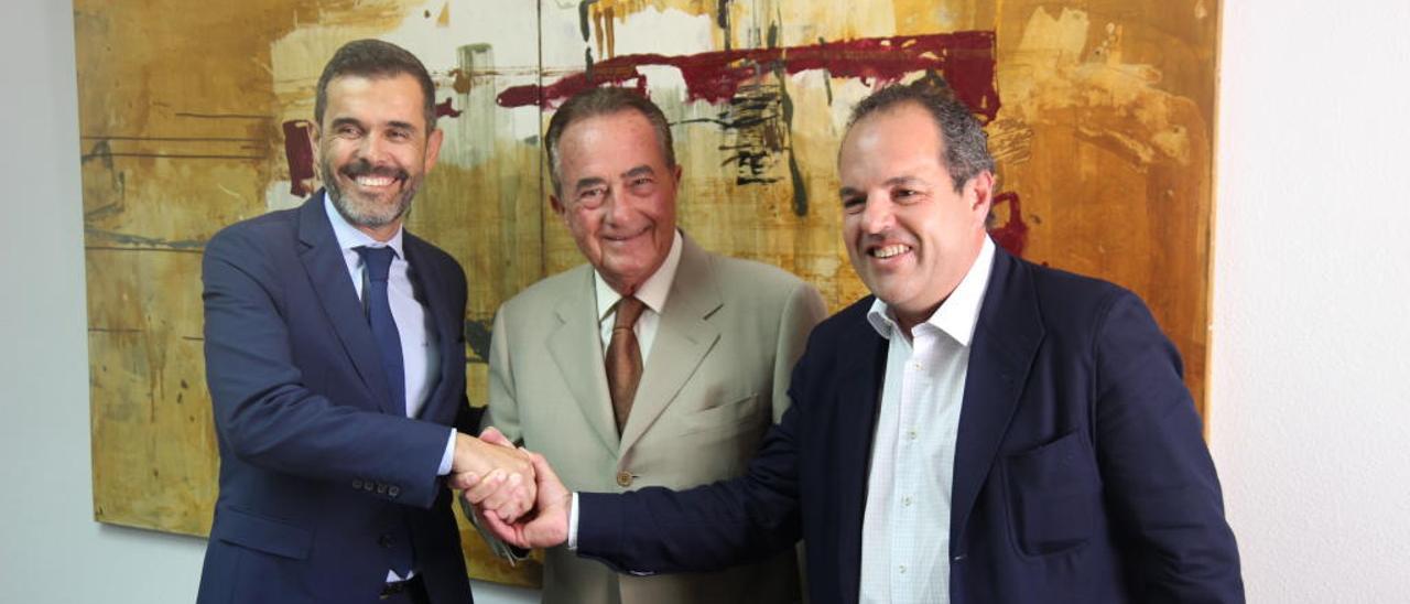 Cayetano Sánchez Butrón, Juan Riera y Carlos Baño, ayer, tras la firma del acuerdo.