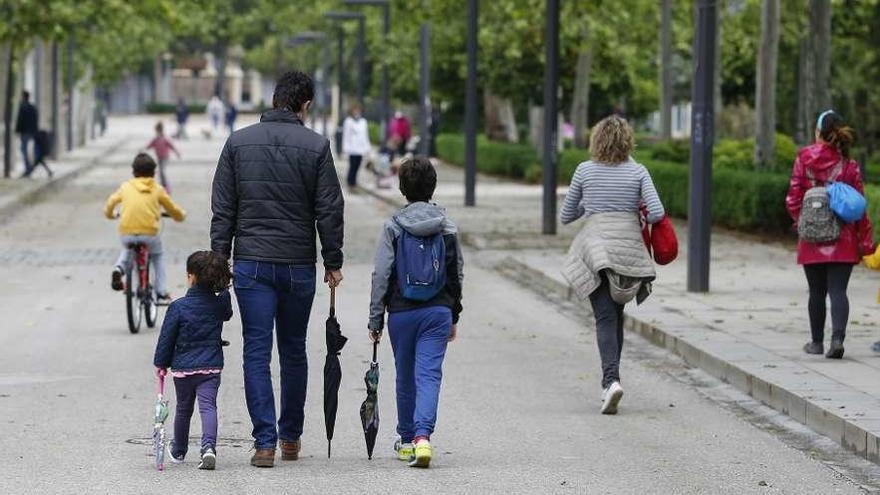 Familias con niños paseando por Granada, ayer. // Efe