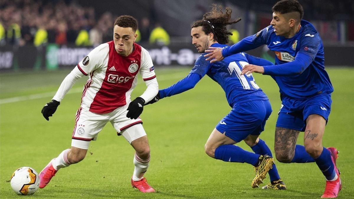 Sergiño Dest se enfrenta a Cucurella, en el Ajax-Getafe de la pasada edición de la Europa League.