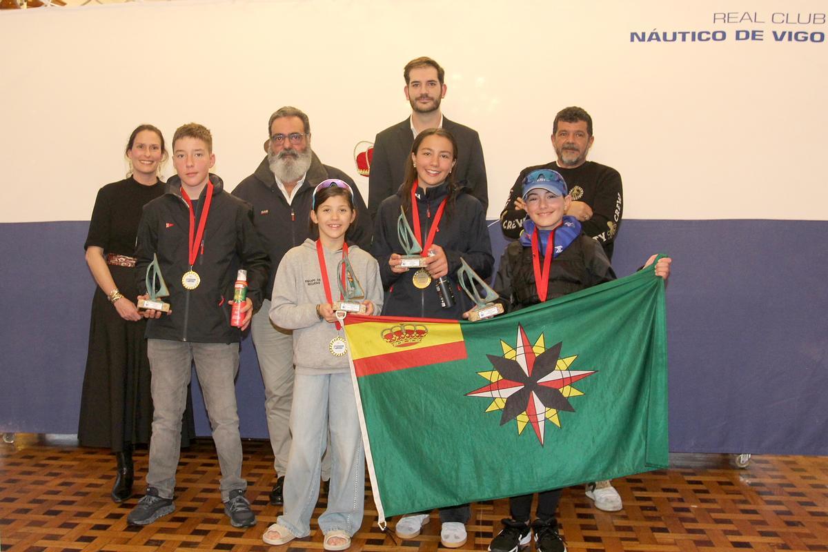 Foto de las autoridades con los principales ganadores.