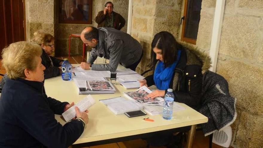 La alcaldesa y el edil Odilo Barreiro, ayer, durante el primer día de cesiones. // Gonzalo Núñez