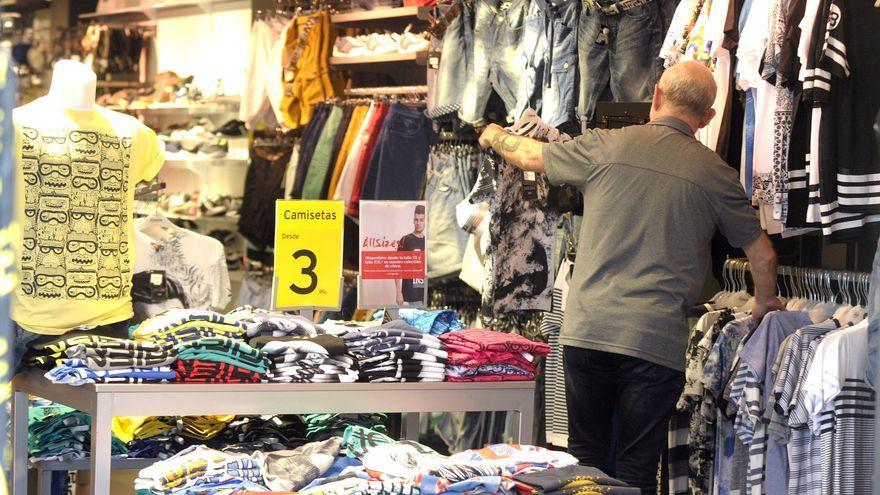 Un cliente, en un establecimiento de moda en A Coruña.