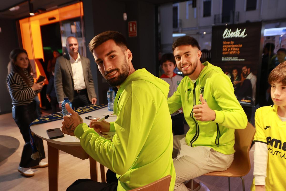 Álex Baena e Ilias Akhomach, jugadores del Villarreal CF, disfrutan con cientos de 'groguets' en un acto de LaLiga en la Tienda Orange de Vila-real.