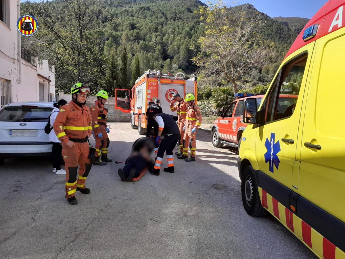 El hombre que se precipitó en un barranco de Villalonga, ya rescatado