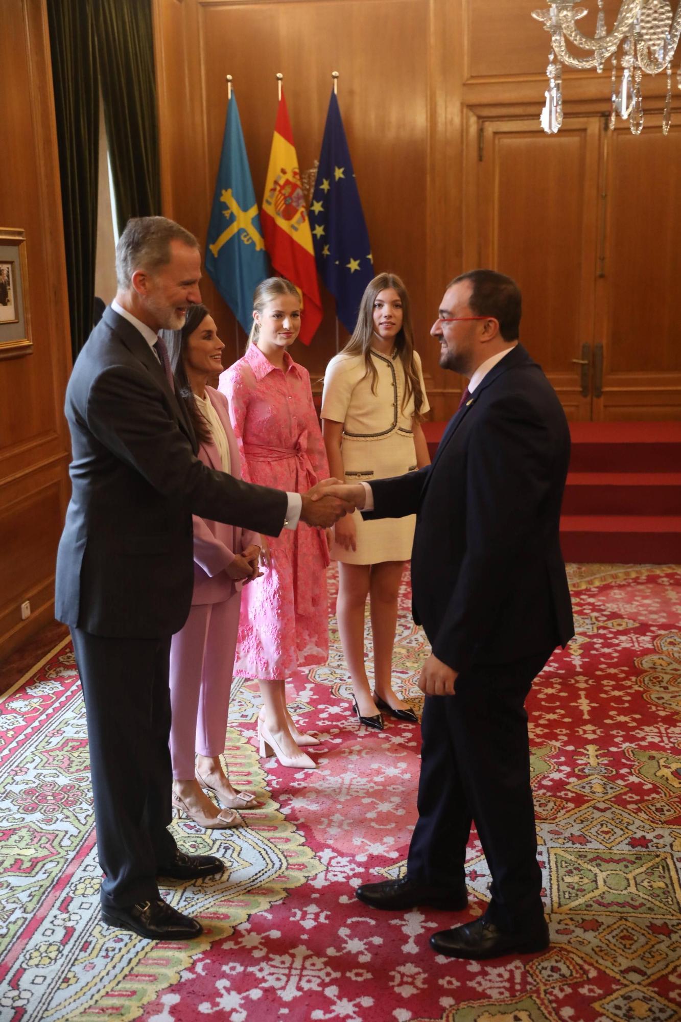 EN IMÁGENES: Así fue la recepción de los Reyes y sus hijas a los Premios Fin de Carrera de la Universidad de Oviedo