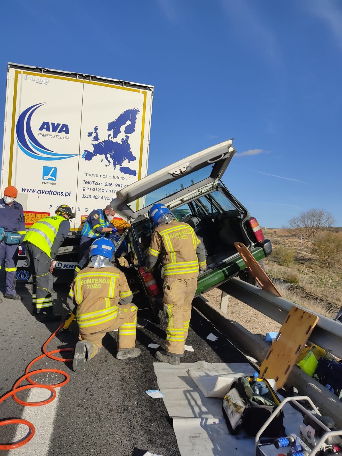 Los bomberos en la zona del accidente