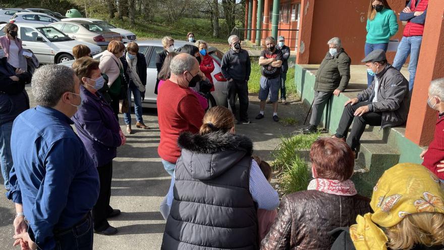 Crespo explica en Catasós el soterramiento de la línea de alta tensión entre la autopista y la N-525