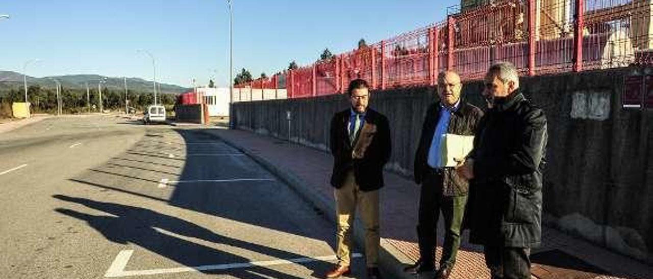 Tourís y García, en uno de los viales del parque de Catoira. // I.Abella