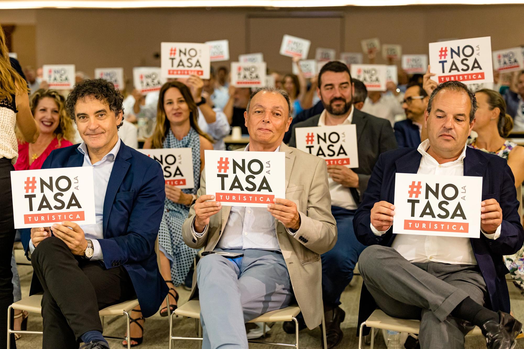 Algunos conocían la noticia y otros la han conocido durante el tradicional discurso. Toni Mayor, presidente de Hosbec, dejará de serlo tras 14 años en el cargo. Mayor lo ha anunciado antes un auditorio lleno y durante la asamblea anual de la entidad turística celebrada este viernes en Benidorm.