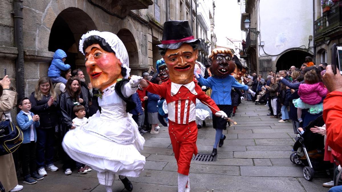 Los cabezudos despiertan Compostela