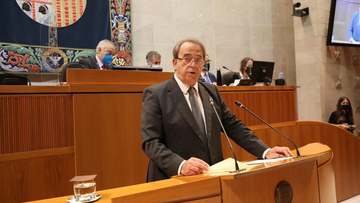 El consejero de Hacienda, Carlos Pérez Anadón, este jueves en la sesión plenaria en las Cortes de Aragón.