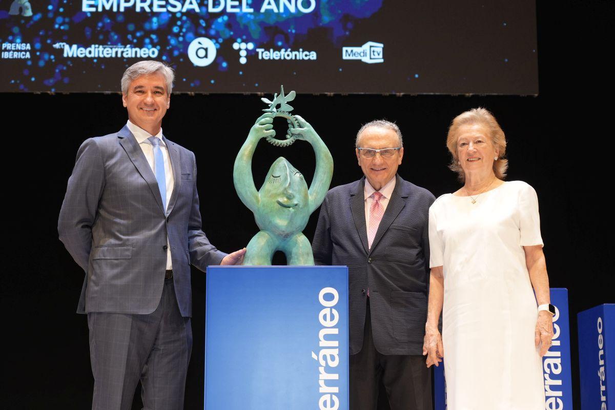 Ricardo Aparici, propietario de Grupo STN, con el presidente y la vicepresidenta de Prensa Ibérica, Javier Moll y Arantza Sarasola, con el premio de Empresa del Año 2024.