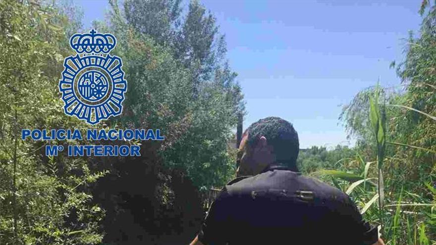 Un policía nacional rescata a un hombre que se estaba ahogando en el río Guadalquivir