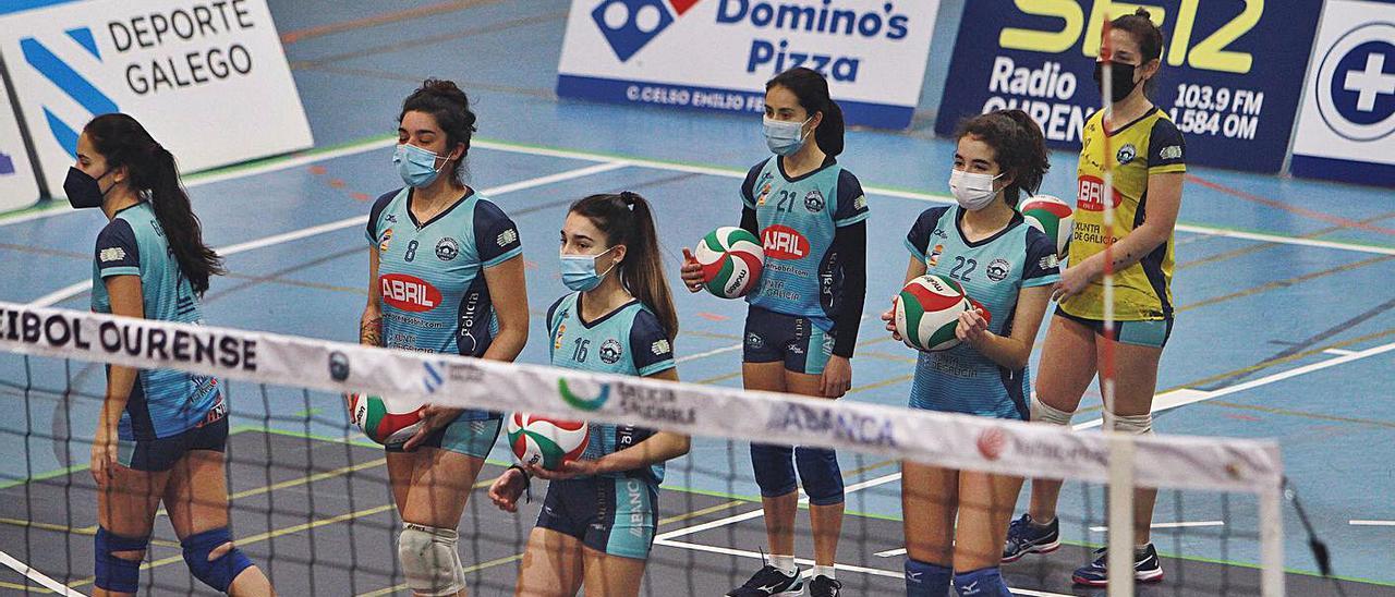 El  conjunto del Voley Ourense durante un entrenamiento en O Pompeo. |  // IÑAKI OSORIO