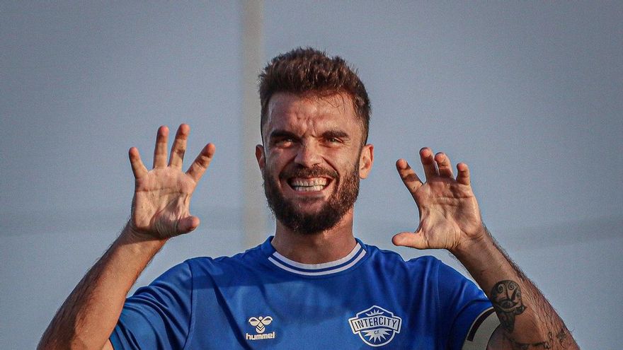 El excapitán de un equipo de Primera Federación (y un excelente lanzador de penaltis), otro candidato para la defensa del Avilés