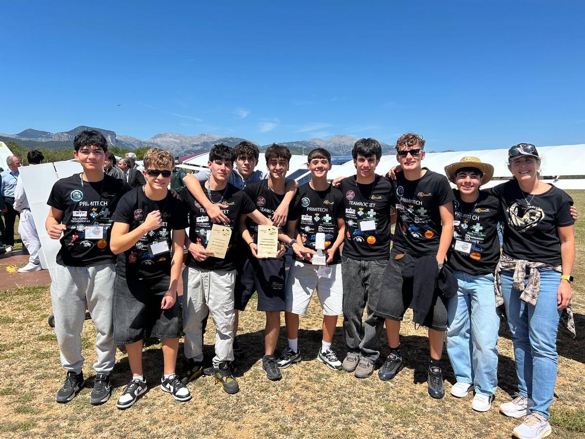 Los alumnos del instituto Balàfia con sus galardones, en Binissalem, en Mallorca.