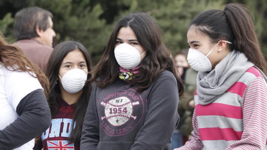 Chicas con mascarillas, en una protesta contra los malos olores que tuvo lugar en enero en Alcantarilla.