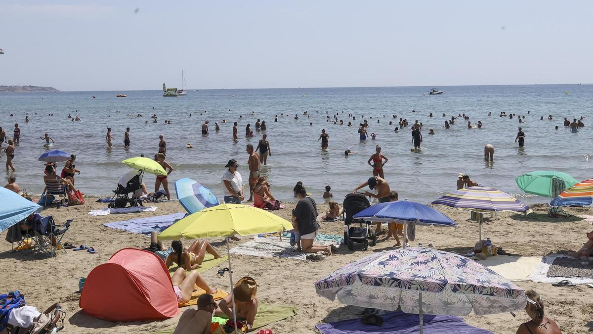 Bañistas en la playa del Postiguet de Alicante, este jueves.