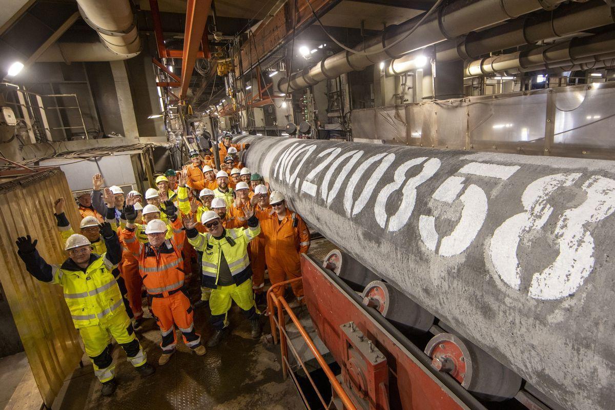 Un grupo de trabajadores celebra el final de las obras del gasoducto Nord Stream 2.