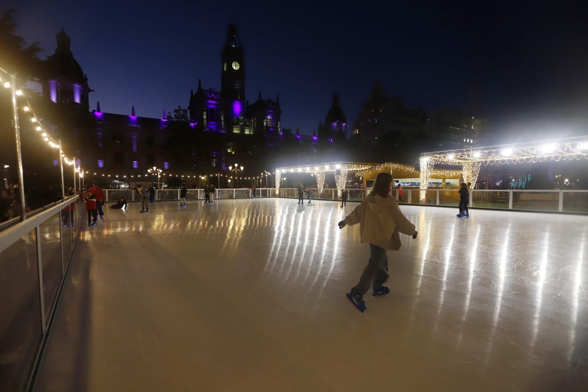 La Navidad ha llegado a València y algunas personas se han atrevido a estrenar la pista de "hielo"