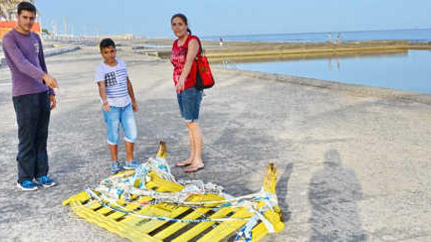 Vecinos de Castillo del Romeral señalan las vallas de precinto en las piscinas naturales. | giorgio felice rapetti