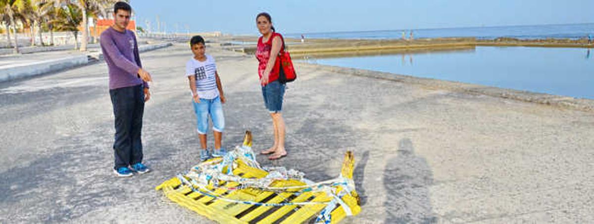 Vecinos de Castillo del Romeral señalan las vallas de precinto en las piscinas naturales. | giorgio felice rapetti