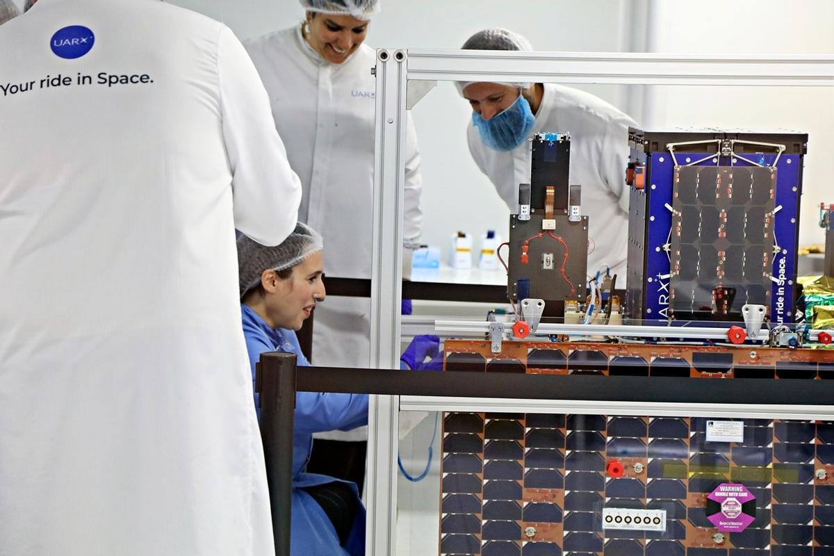 Lorenzana, en su visita a UARX Space en Porto do Molle, en Nigrán.