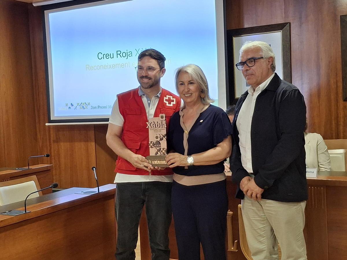 Lourdes Fornés, uno de los voluntarios de la Cruz Roja y Javier Seoane, de Tetma