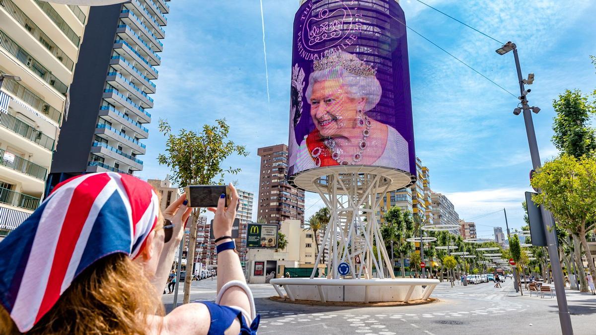 &quot;Congratulations to Queen Elizabeth II&quot;, la felicitación de Benidorm a la Reina de Inglaterra desde el &quot;tecnohito&quot;.