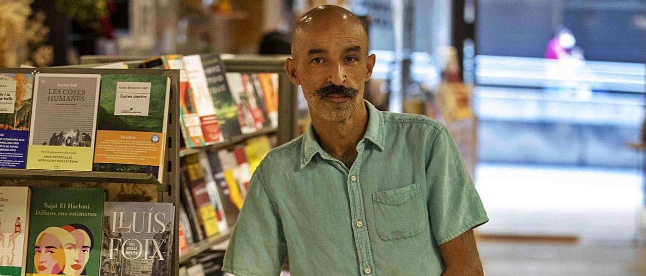 El escritor Jesús Carrasco ayer en la librería Rata Corner antes de presentar ‘Llévame a casa’. | GUILLEM BOSCH
