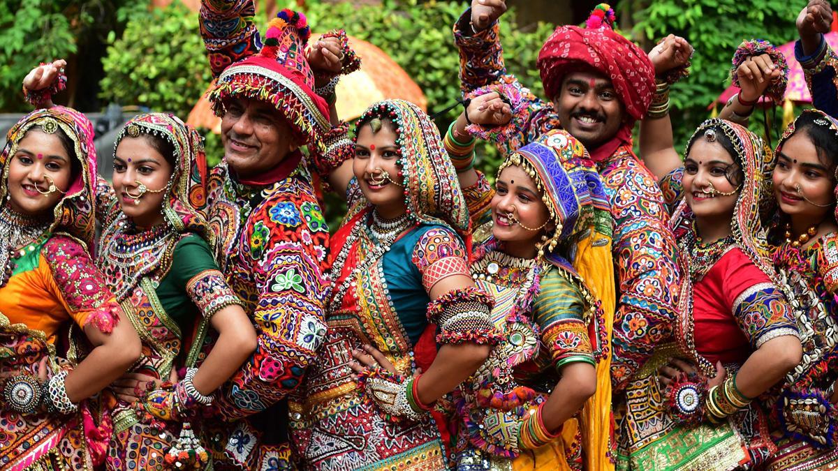 Ensayos del baile tradicional de Garba para el festival hindú de Navratri, en la India