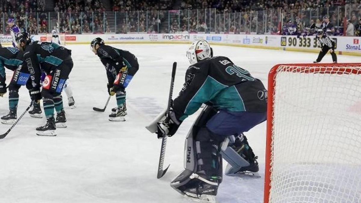 Petr Cech, en acción en su debut como portero de hockey hielo profesional