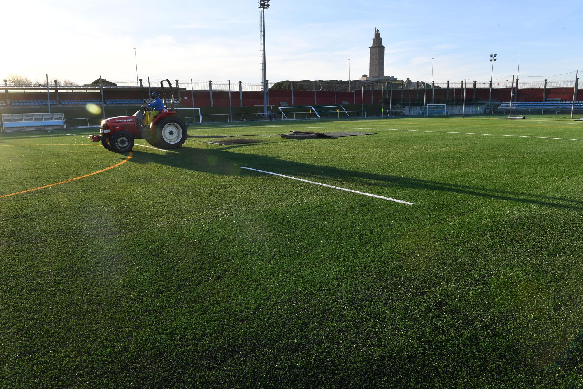 La ciudad deportiva Arsenio Iglesias renueva su césped artificial