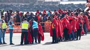 Archivo - Los servicios sanitarios atienden a migrantes llegados en cayuco a Puerto Naos