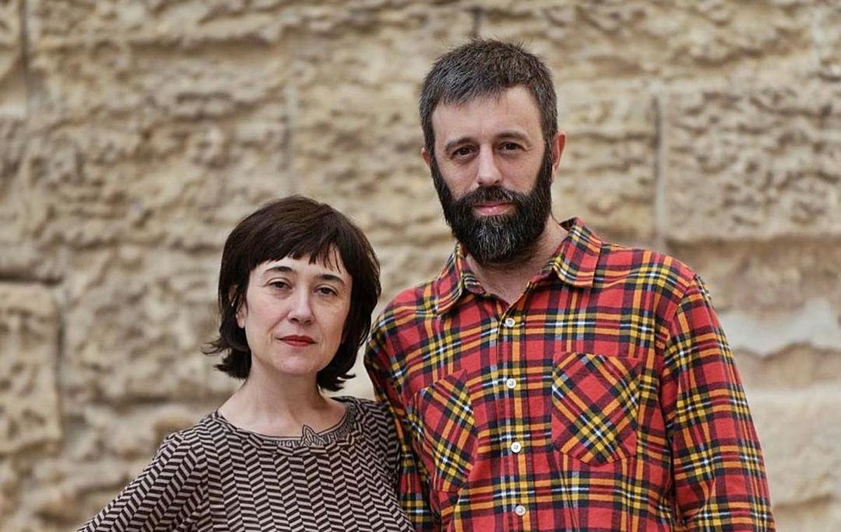 Los escritores Begoña Méndez y Nadal Suau. | ALEJANDRO MAESTRO