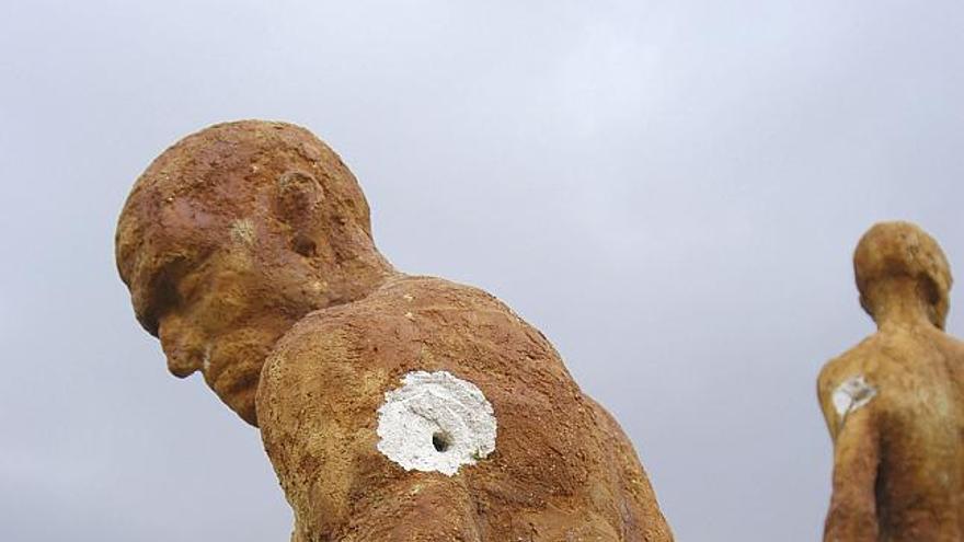 Conjunto escultórico de El Torno (Cáceres) dedicado a los olvidados de la Guerra Civil, que recibió tres impactos de bala después de haber sido inaugurado, el pasado sábado, 24 de enero, y cuyo autor Francisco Cedenilla afirma que prefiere que la obra no se repare, ya que los tres impactos de bala que ha recibido dan más significado todavía al homenaje que se pretende rendir a los represaliados.